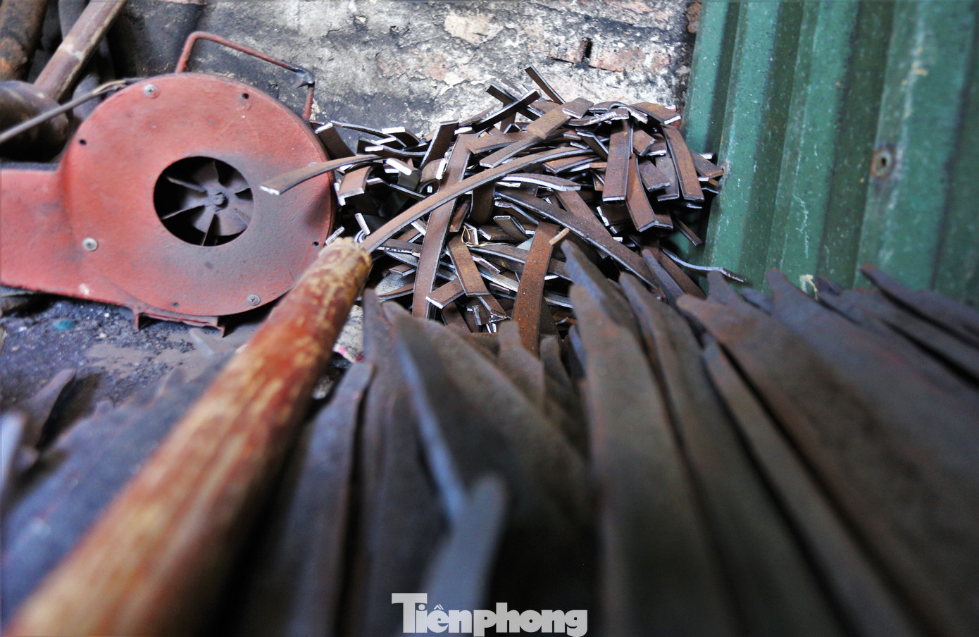 Để có sản phẩm tốt, người làng rèn Trung Lương thường chọn các loại thép tấm, dày hơn 7 mm, độ nung lửa cao.