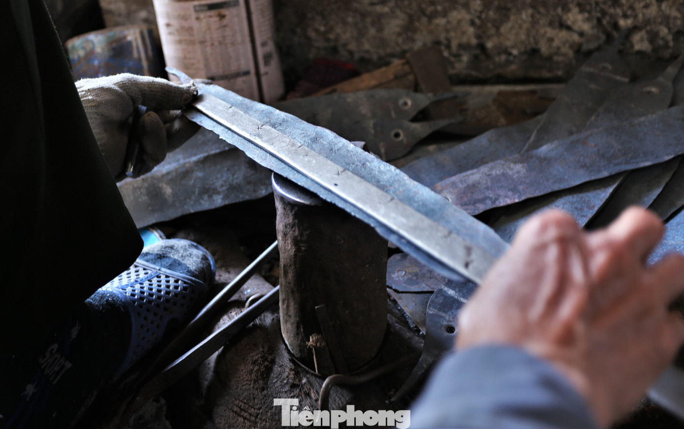 Ông Nguyễn Ngọc Thắng (55 tuổi, phường Trung Lương) cho biết: “Tết là khoảng thời gian bận rộn nhất, số lượng người đặt rèn các loại dao để sử dụng tăng lên. Vì vậy, hàng ngày những người làm nghề ở đây đều phải bắt đầu công việc từ lúc sáng sớm tinh mơ, kết thúc khi trời tối muộn, thậm chí phải làm cả đêm. Mỗi ngày vợ chồng tôi làm 20-30 chiếc dao, với giá bán 80-90.000 đồng/chiếc cũng có thêm phần thu nhập”.