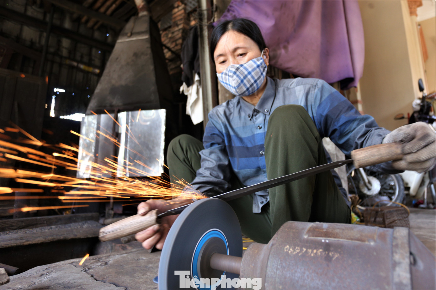 Sản phẩm rèn ở địa phương sắc sảo vì làm thủ công, qua nhiều công đoạn kỹ càng nên nhiều người lựa chọn mua.