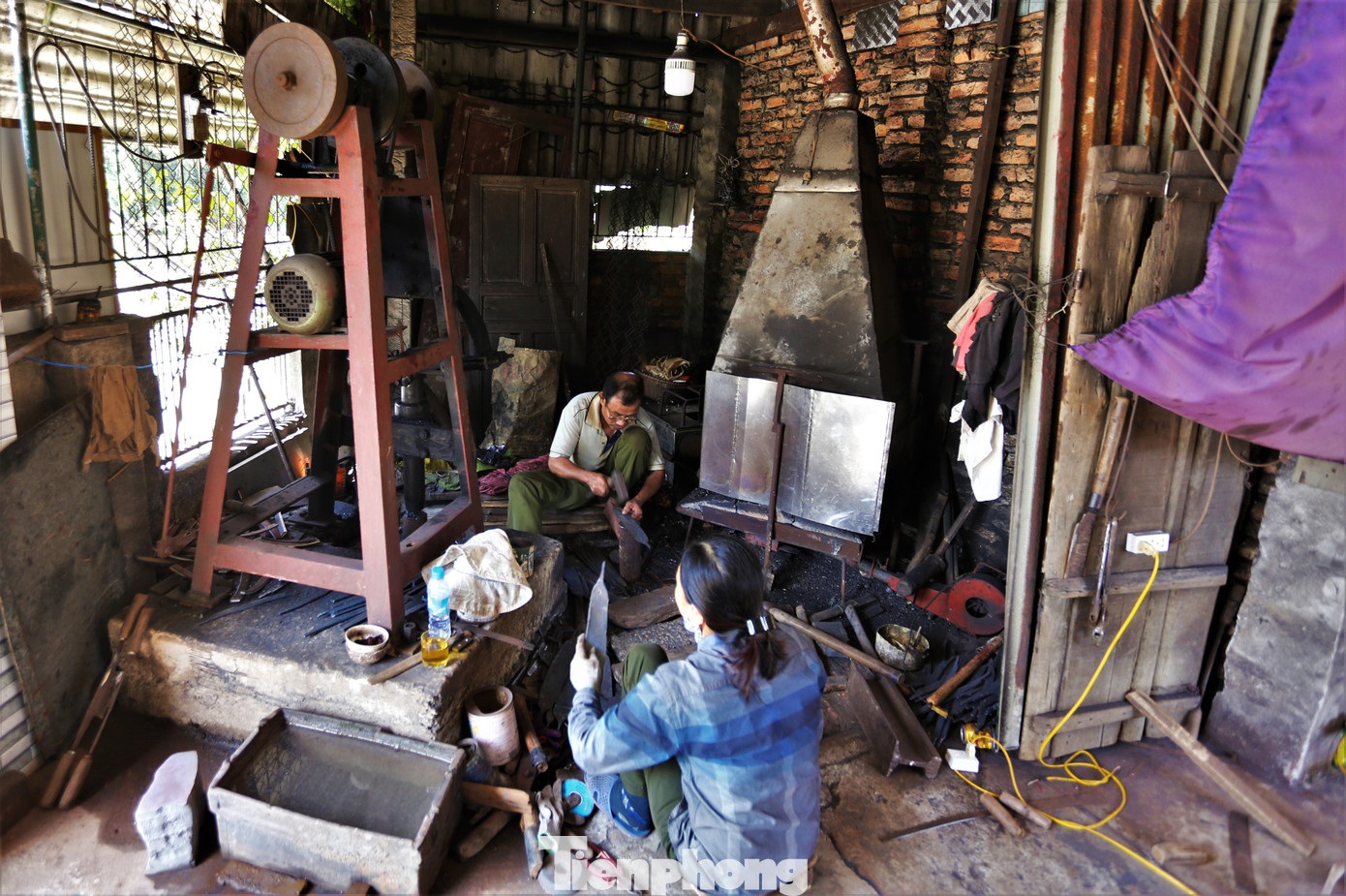 Những ngày cuối năm, làng rèn truyền thống Trung Lương (ở phường Trung Lương, thị xã Hồng Lĩnh, Hà Tĩnh) tất bật, đỏ lửa xuyên đêm làm các sản phẩm kim khí như dao, cuốc, liềm, phục vụ thị trường Tết Nguyên đán.