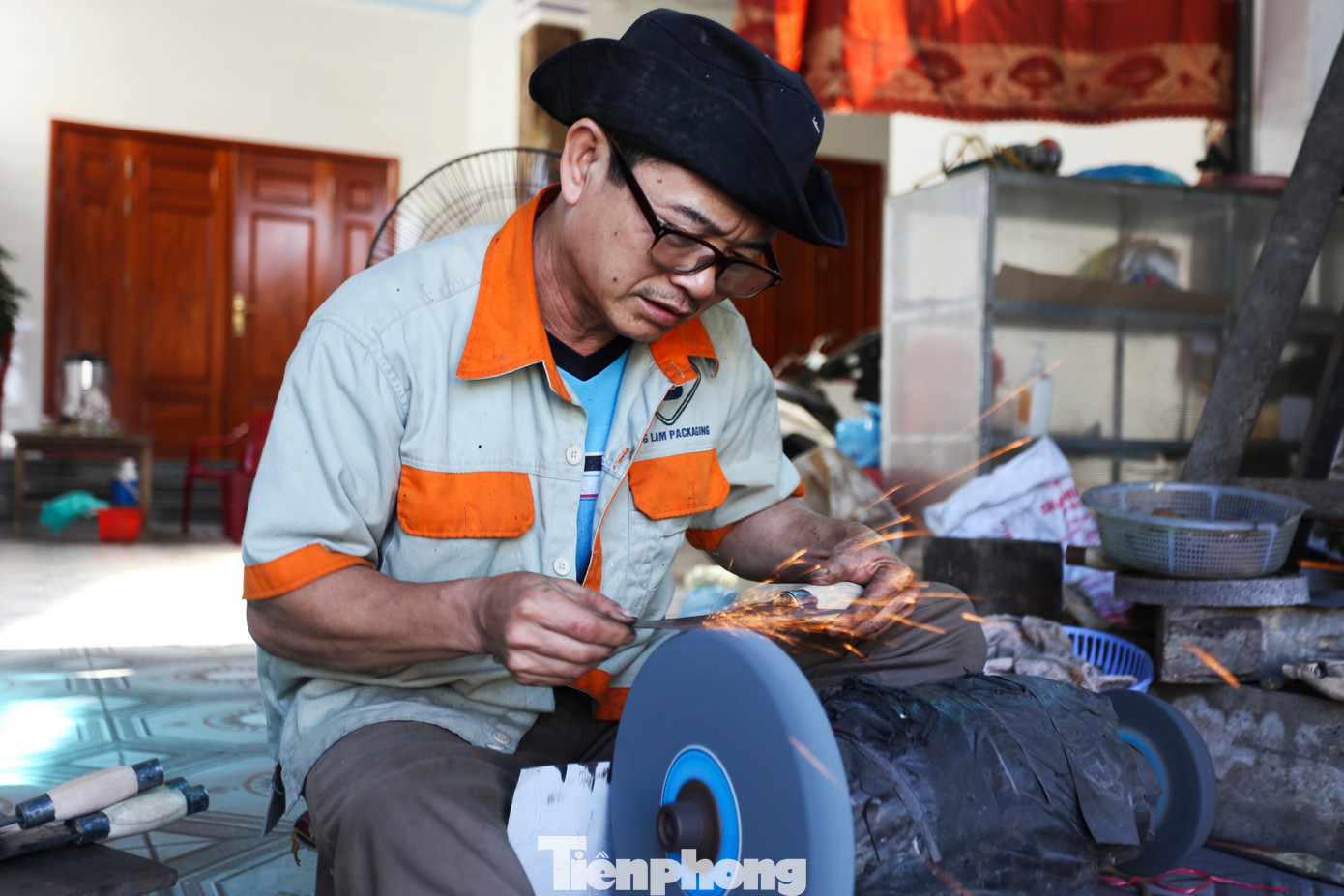 Ông Nguyễn Quỳnh Vinh (52 tuổi, Tổ dân phố Tân Miếu) cho hay so với nhiều nghề khác thì nghề này vất vả hơn và mất nhiều thời gian.