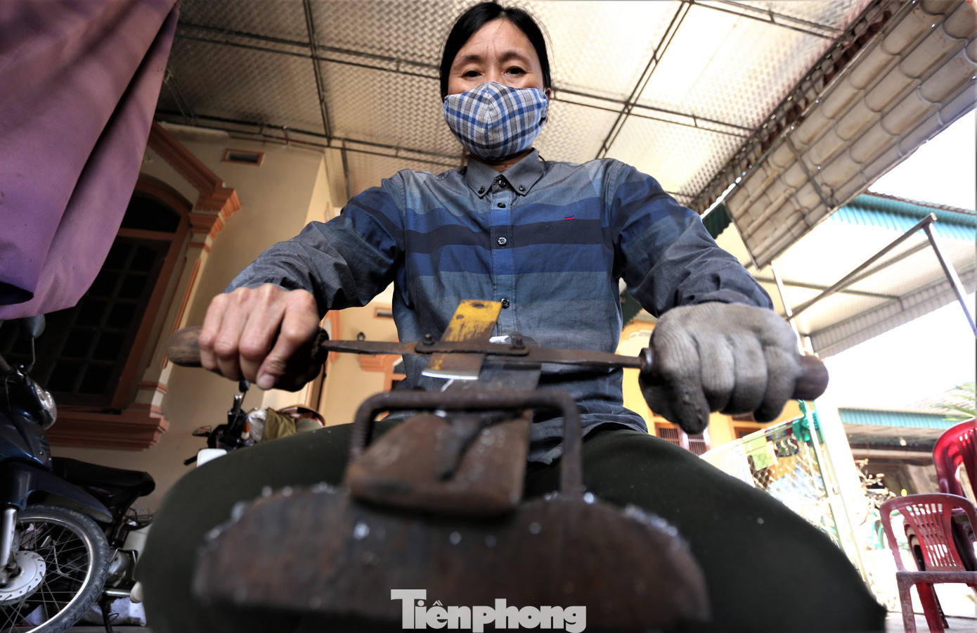 Bà Nguyễn Thị Thanh (50 tuổi) cho biết sản phẩm làm ra đến đâu bán đến đó nên càng gần Tết gia đình không nhận thêm đơn hàng vì sợ không kịp làm cho khách.