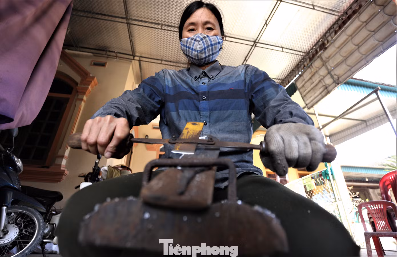 Bà Nguyễn Thị Thanh (50 tuổi) cho biết sản phẩm làm ra đến đâu bán đến đó nên càng gần Tết gia đình không nhận thêm đơn hàng vì sợ không kịp làm cho khách.