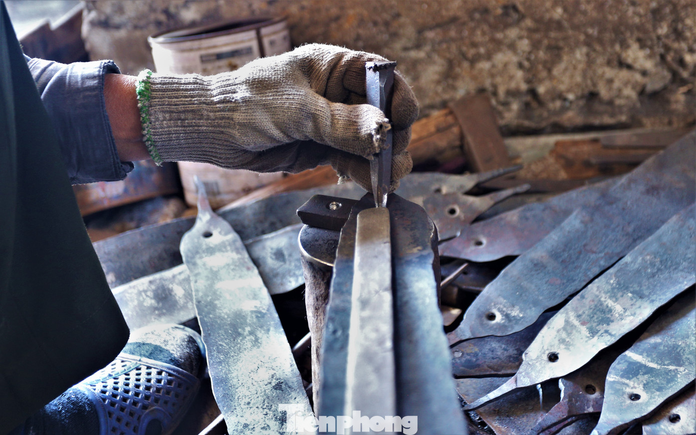Ông Nguyễn Ngọc Thắng (55 tuổi, phường Trung Lương) cho biết: “Tết là khoảng thời gian bận rộn nhất, số lượng người đặt rèn các loại dao để sử dụng tăng lên. Vì vậy, hàng ngày những người làm nghề ở đây đều phải bắt đầu công việc từ lúc sáng sớm tinh mơ, kết thúc khi trời tối muộn, thậm chí phải làm cả đêm. Mỗi ngày vợ chồng tôi làm 20-30 chiếc dao, với giá bán 80-90.000 đồng/chiếc cũng có thêm phần thu nhập”.