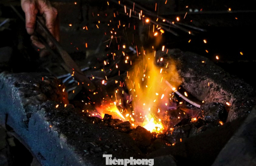 Lãnh đạo UBND phường Trung Lương cho biết dịp sát Tết, nhu cầu tăng cao, các hộ làm nghề tất bật hơn để đáp ứng đơn hàng của khách. Là nghề truyền thống song đến nay không còn nhiều gia đình tại địa phương gắn bó với nghề rèn. Tuy nhiên, làng nghề chưa bao giờ tắt lửa.