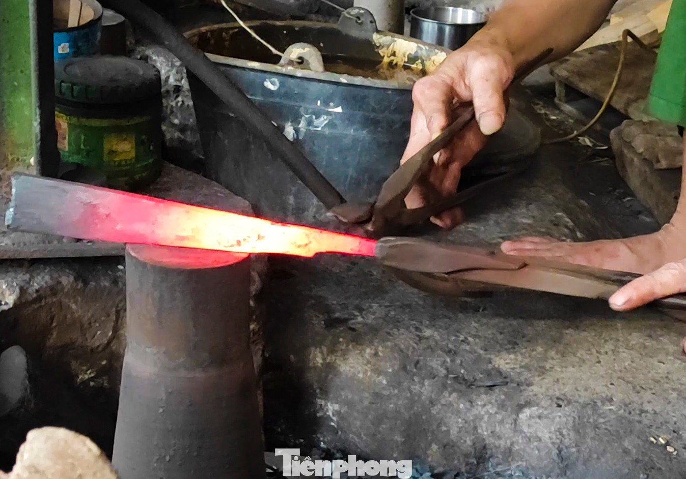 Lãnh đạo UBND phường Trung Lương cho biết dịp sát Tết, nhu cầu tăng cao, các hộ làm nghề tất bật hơn để đáp ứng đơn hàng của khách. Là nghề truyền thống song đến nay không còn nhiều gia đình tại địa phương gắn bó với nghề rèn. Tuy nhiên, làng nghề chưa bao giờ tắt lửa.