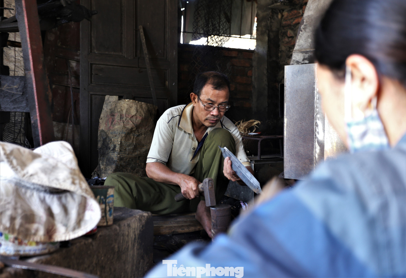 Ông Nguyễn Ngọc Thắng (55 tuổi, phường Trung Lương) cho biết: “Tết là khoảng thời gian bận rộn nhất, số lượng người đặt rèn các loại dao để sử dụng tăng lên. Vì vậy, hàng ngày những người làm nghề ở đây đều phải bắt đầu công việc từ lúc sáng sớm tinh mơ, kết thúc khi trời tối muộn, thậm chí phải làm cả đêm. Mỗi ngày vợ chồng tôi làm 20-30 chiếc dao, với giá bán 80-90.000 đồng/chiếc cũng có thêm phần thu nhập”.