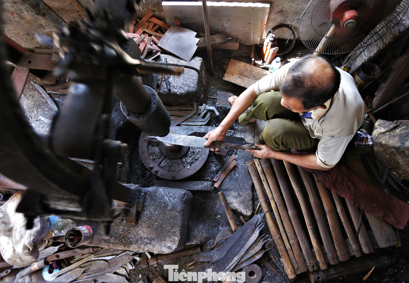 Từ 5h sáng, khắp các căn nhà ven sông lại vang lên tiếng búa, tiếng kim loại va vào nhau rộn rã.