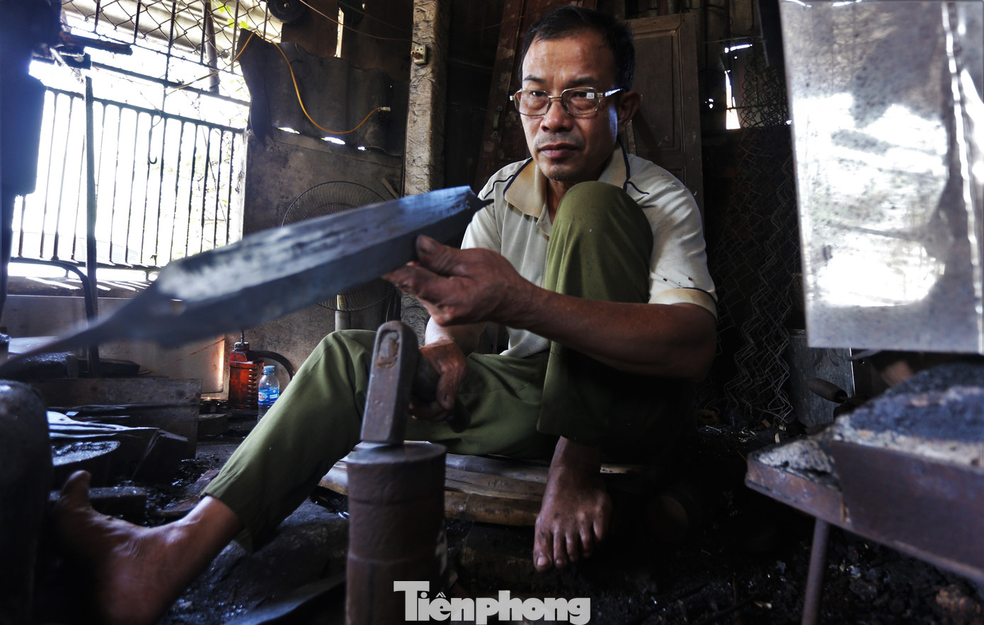 Theo người dân địa phương, làng rèn Trung Lương đã có từ hàng trăm năm qua. Sản phẩm kim khí ở đây có nét riêng, sắc sảo khiến người dùng ưa thích.