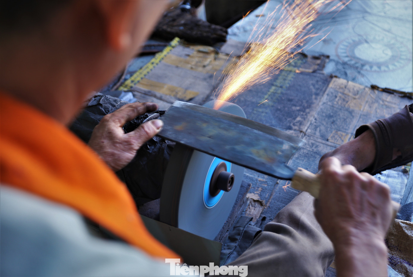 “Người làm nghề phải có sức khỏe dẻo dai và chịu được cái nóng của lửa, bụi bặm của khói. Thường thì tuần đốt lò 2-3 ngày nhưng dịp cuối năm này các mối đặt hàng nhiều, vì thế ngày nào ông cũng đỏ lửa, lượng hàng tăng gấp 2-3 lần”, ông Vinh nói.