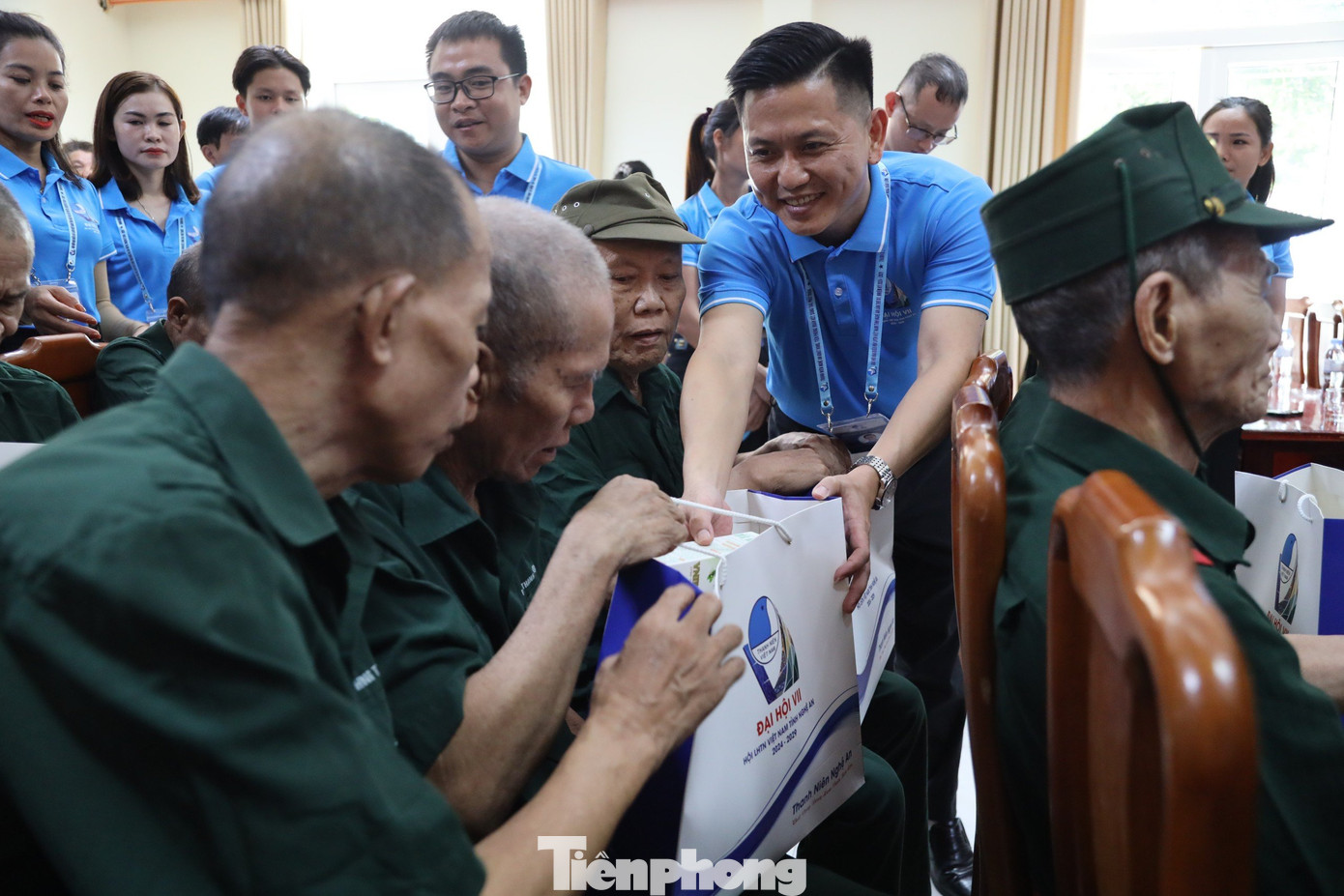 Thay mặt các đại biểu, anh Cao Xuân Thảo chúc các bác thương bệnh binh sớm điều trị mạnh khỏe. Tuổi trẻ Nghệ An sẽ cố gắng phấn đấu, học tập, tiếp tục phát triển để quê hương văn minh, giàu đẹp.