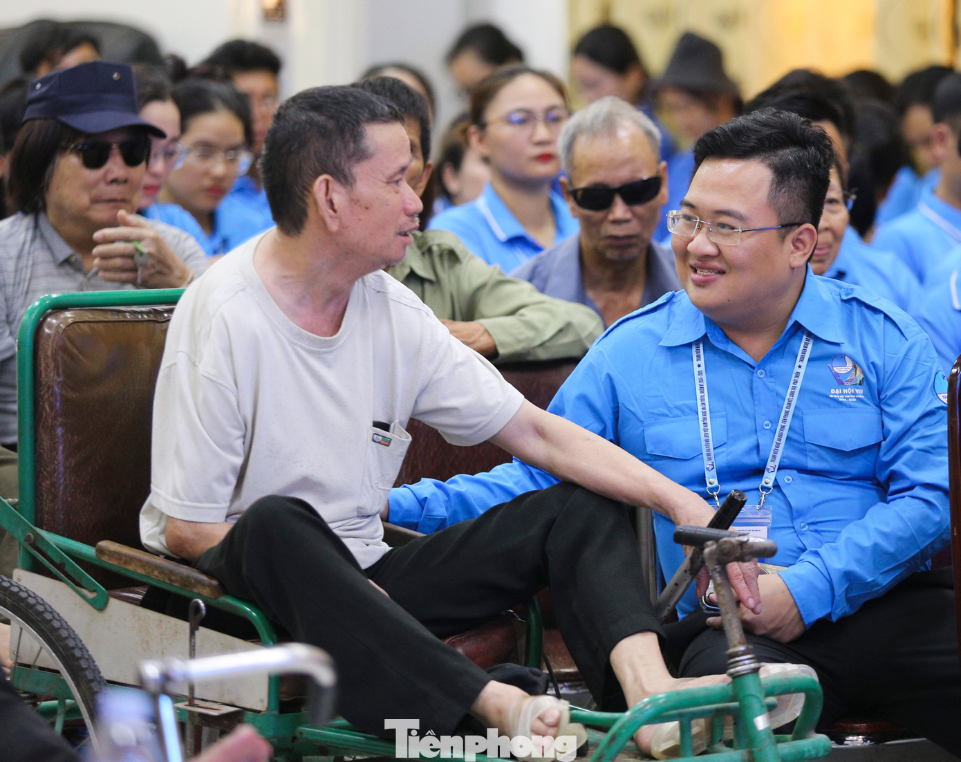 Cuộc trò chuyện đầy cảm xúc với những cái nắm tay, cái ôm thật chặt với niềm tự hào và ghi nhớ công ơn của thế hệ trẻ với những người có công.