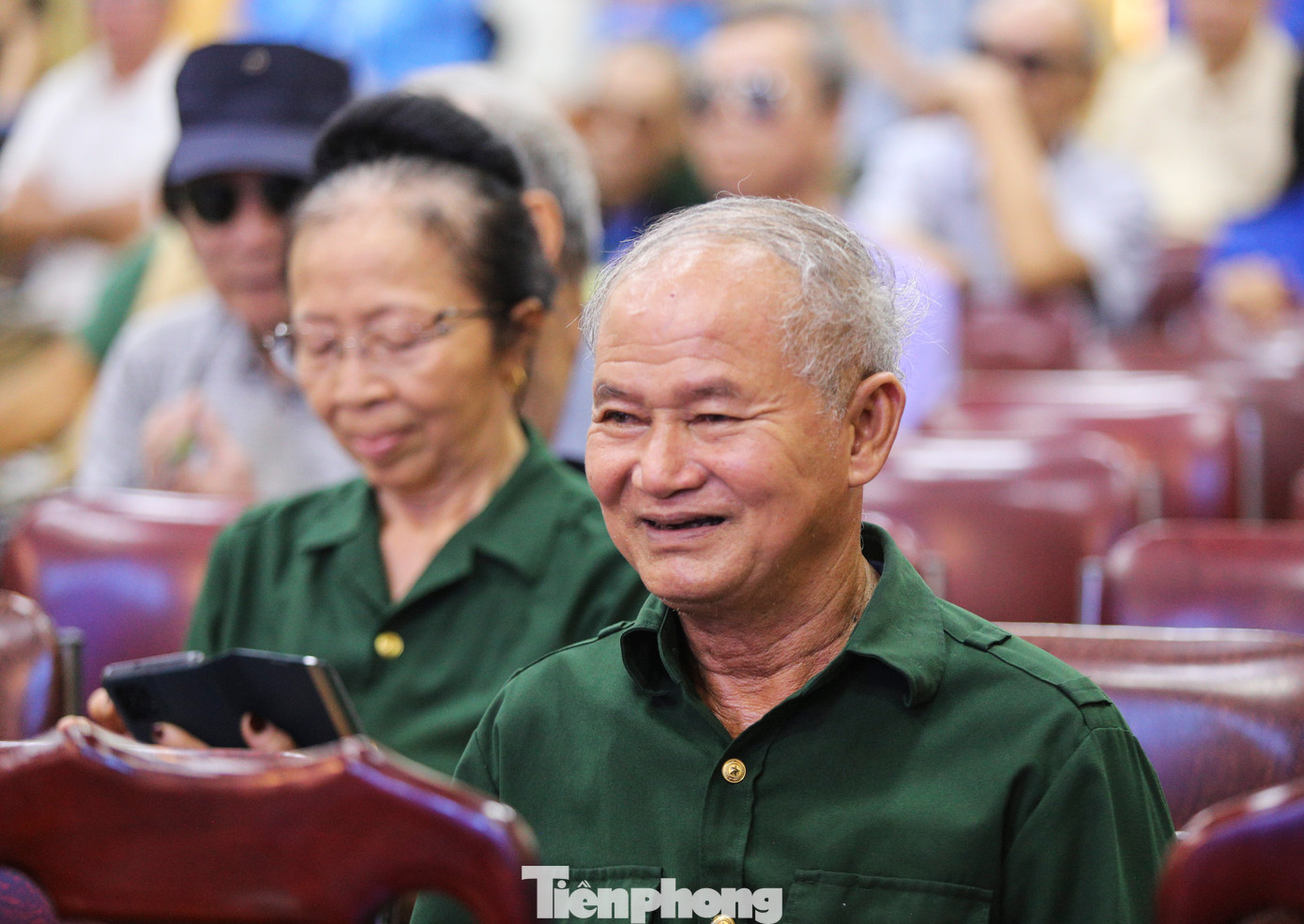 “Tôi xúc động và cảm thấy như mình được sống lại tuổi trẻ khi các cháu thanh niên tới thăm. Chiến tranh đã qua, những hy sinh, mất mát của chúng tôi vẫn luôn được thế hệ trẻ nhớ đến để phấn đấu, xây dựng đất nước, đó là điều yên lòng nhất”, thương binh Nguyễn Văn Cung (SN 1959, quê huyện Can Lộc, Hà Tĩnh) chia sẻ. Trong ảnh là những cảm xúc của thương, bệnh binh tại trung tâm điều dưỡng.