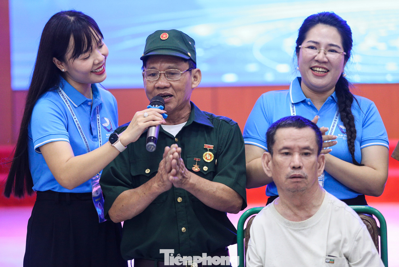 “Tôi xúc động và cảm thấy như mình được sống lại tuổi trẻ khi các cháu thanh niên tới thăm. Chiến tranh đã qua, những hy sinh, mất mát của chúng tôi vẫn luôn được thế hệ trẻ nhớ đến để phấn đấu, xây dựng đất nước, đó là điều yên lòng nhất”, thương binh Nguyễn Văn Cung (SN 1959, quê huyện Can Lộc, Hà Tĩnh) chia sẻ. Trong ảnh là những cảm xúc của thương, bệnh binh tại trung tâm điều dưỡng.