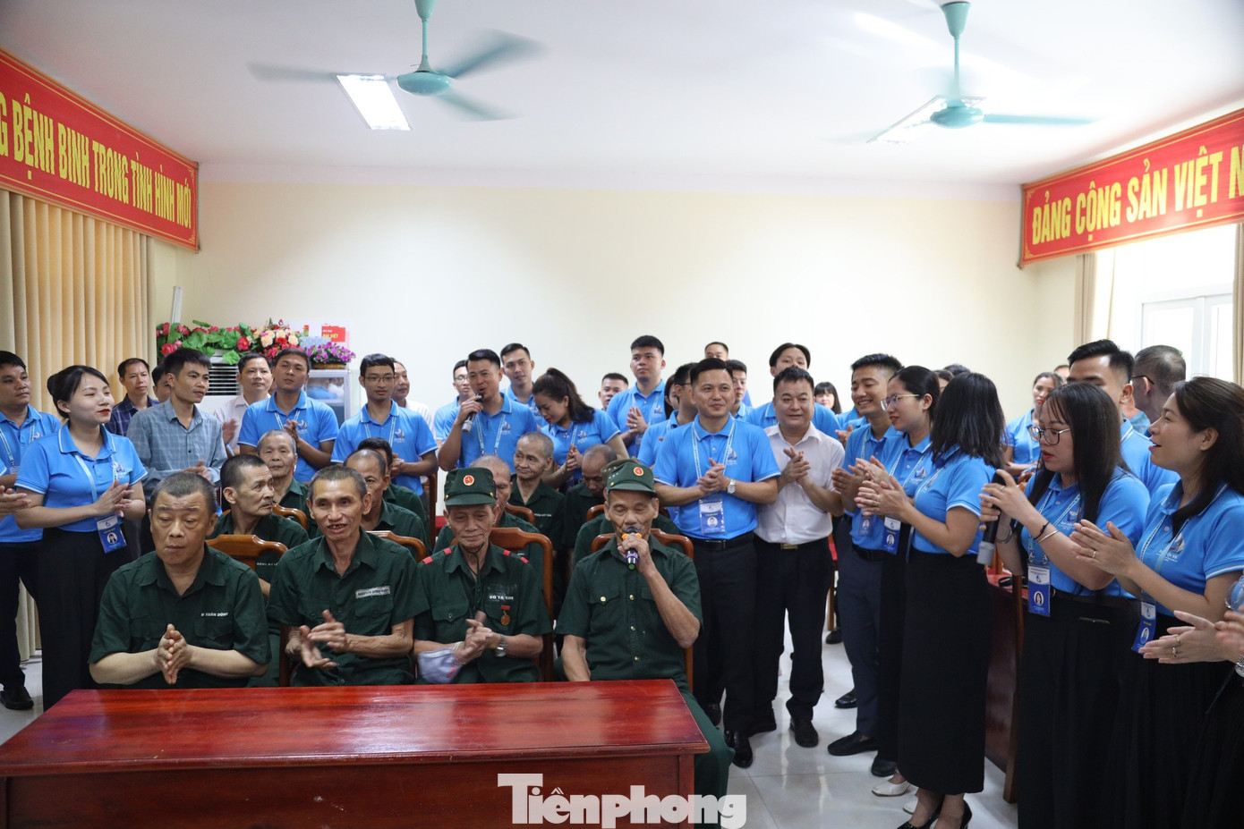 Cùng chiều, anh Cao Xuân Thảo - Phó Chủ tịch Hội LHTN Nghệ An cũng đến thăm, tặng quà các bác thương binh tại Khu điều dưỡng tâm thần kinh Nghệ An.