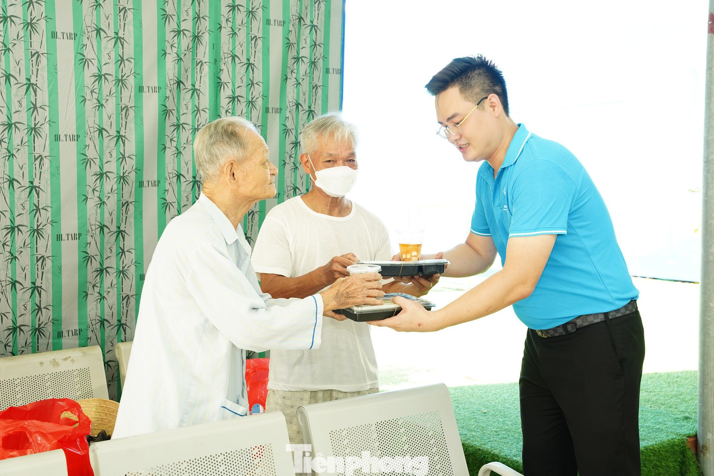 Đoàn đã tặng 200 túi an sinh, 200 suất cơm cho các bệnh nhân đang chạy thận tại bệnh viện với nguồn lực hơn 100 triệu đồng. Đây là những món quà nhỏ của thanh niên tới người bệnh song ý nghĩa, giúp sẻ chia những khó khăn với người khó khăn.