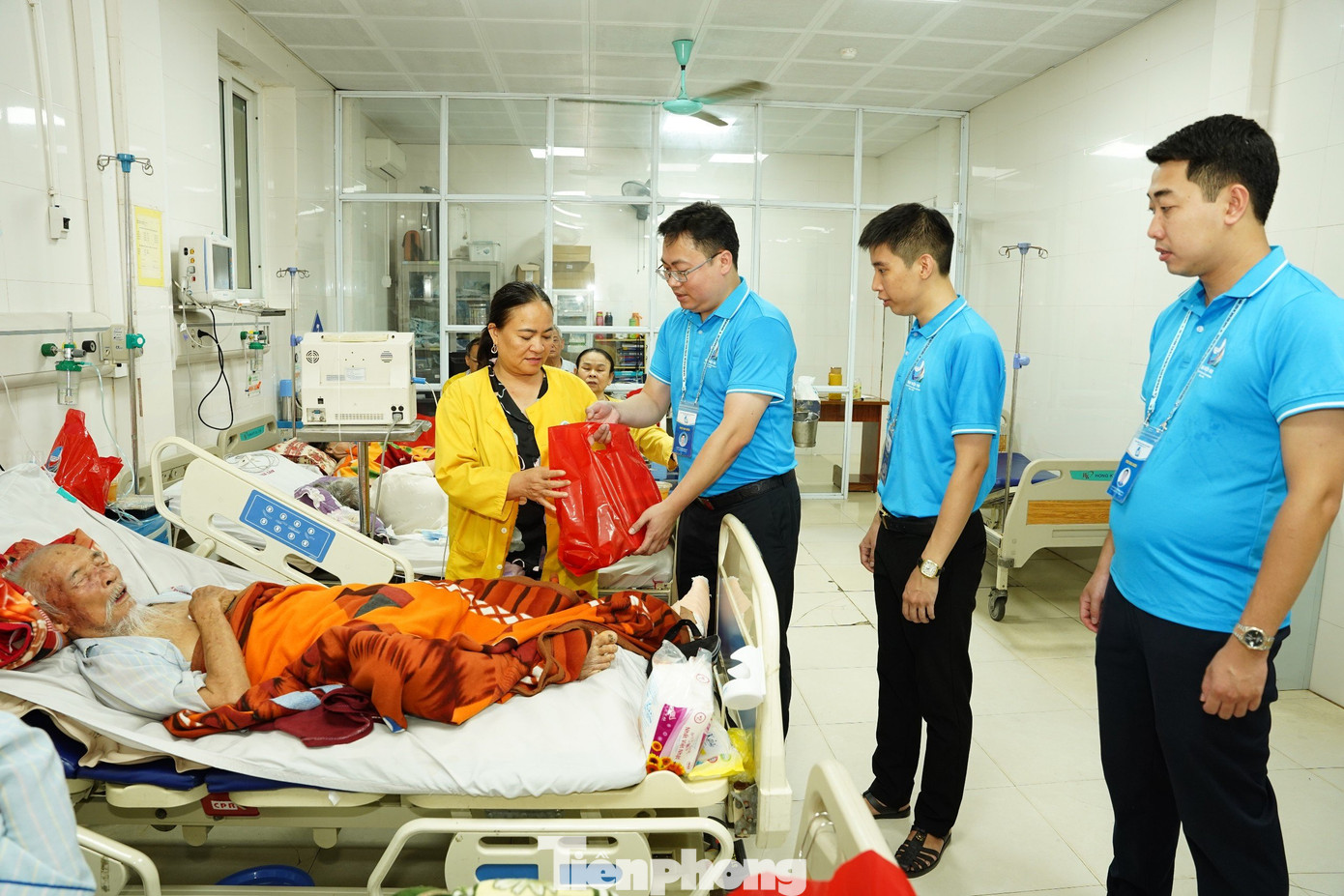 Đoàn đại biểu tham dự Đại hội cũng tổ chức thăm, tặng nhiều suất quà cho các bệnh nhân có hoàn cảnh khó khăn đang điều trị tại Bệnh viện Đa khoa TP Vinh (Nghệ An).