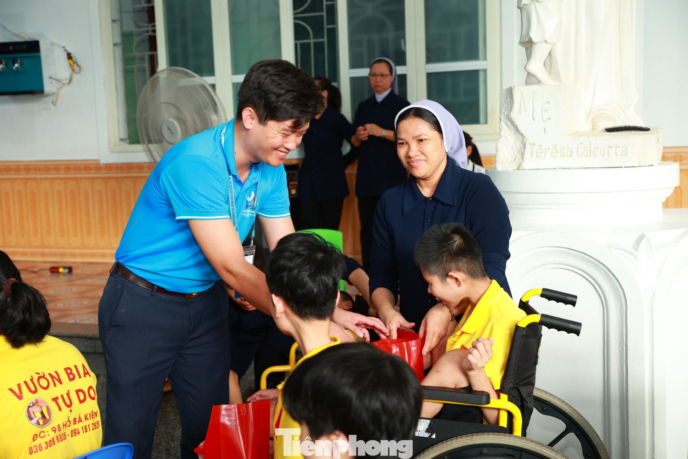 Anh Nguyễn Đình Khánh – Ủy viên Ban Thường vụ Tỉnh Đoàn, Trưởng Ban thanh niên Công an tỉnh tại buổi trao quà.