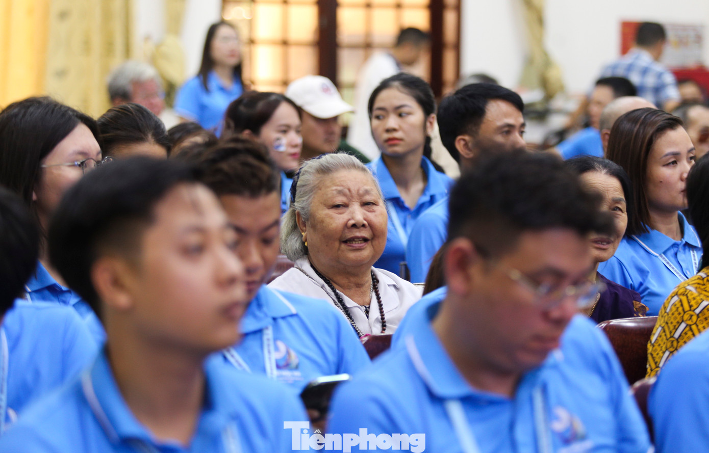 Cuộc trò chuyện đầy cảm xúc với những cái nắm tay, cái ôm thật chặt với niềm tự hào và ghi nhớ công ơn của thế hệ trẻ với những người có công.