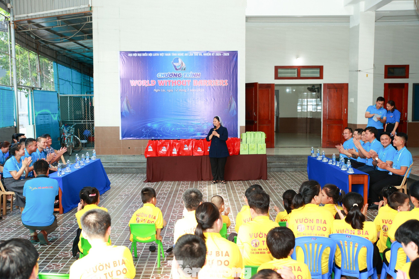 Đoàn đại biểu Đại hội Hội LHTN Việt Nam tỉnh Nghệ An lần thứ VII chiều nay cũng đã đến thăm, động viên, tặng quà cho các trẻ em mồ côi, khuyết tật tại Trung tâm mồ côi khuyết tật Mẹ Terexa Calcutta, xã Nghi Vạn, huyện Nghi Lộc.