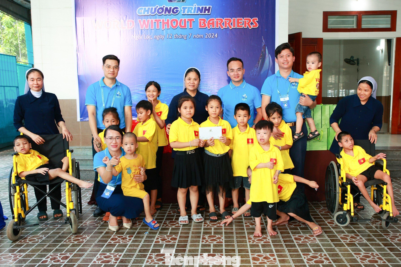 Với tên gọi “WORLD WITHOUT BARRIERS (THẾ GIỚI KHÔNG RÀO CẢN)”, Đoàn đã ân cần thăm hỏi, động viên và trao 40 suất quà an sinh, mỗi suất quà trị giá 500 nghìn đồng với tổng số tiền 10 triệu đồng cho các trẻ em mồ côi, khuyết tật tại Trung tâm, chúc các em luôn mạnh khỏe, chăm ngoan, học giỏi. Những suất quà được quyên góp từ các nhà tài trợ.