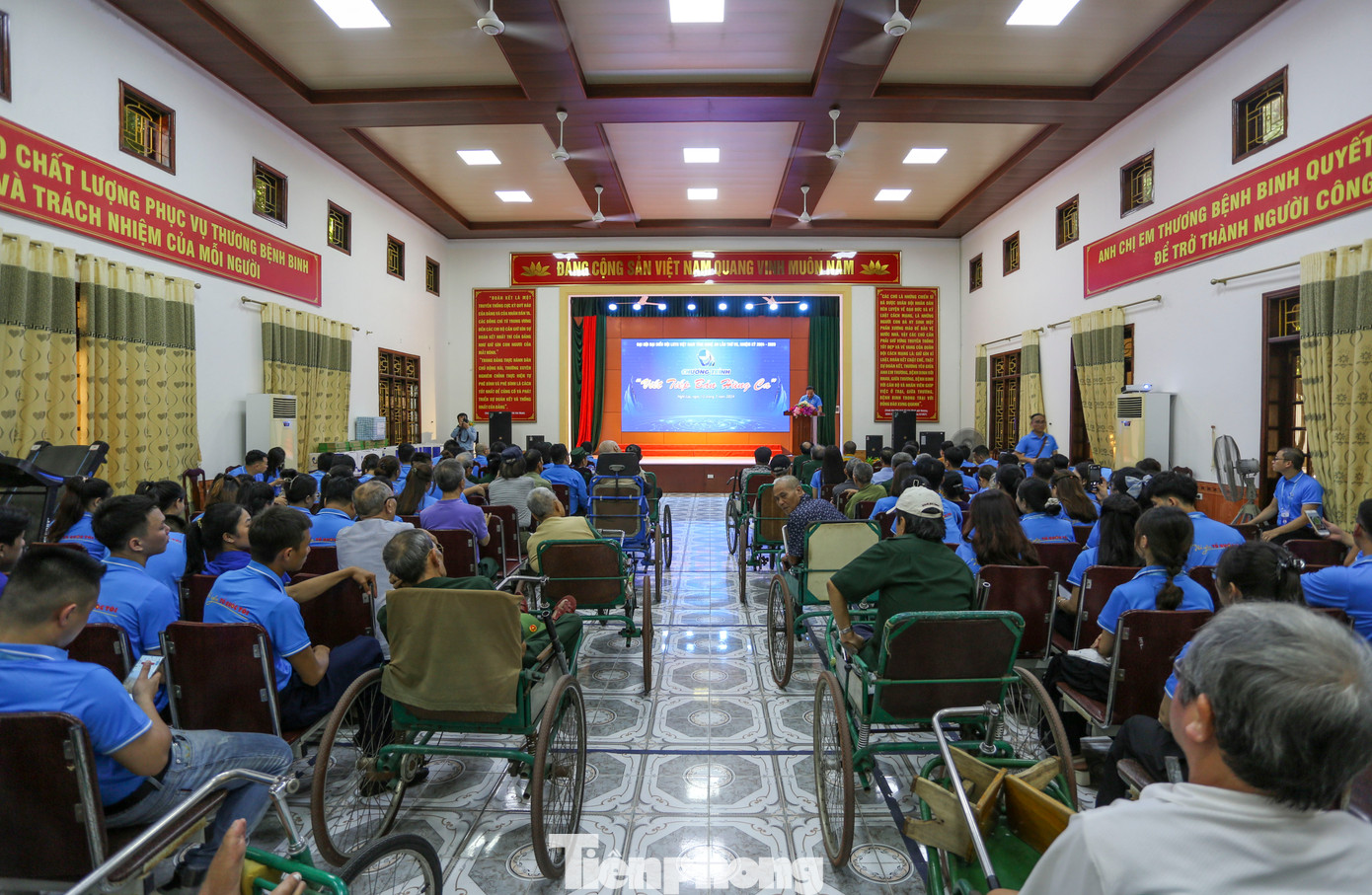 Chiều 12/7, trong khuôn khổ diễn ra Đại hội Hội LHTN Việt Nam tỉnh Nghệ An lần thứ VII, Đoàn đại biểu do chị Nguyễn Thị Phương Thúy – Bí thư Tỉnh Đoàn, Chủ tịch Hội LHTN tỉnh Nghệ An đã đến thăm và tặng quà túi an sinh cho các bác thương bệnh binh đang điều trị tại Trung tâm điều dưỡng Thương binh nặng Nghệ An.