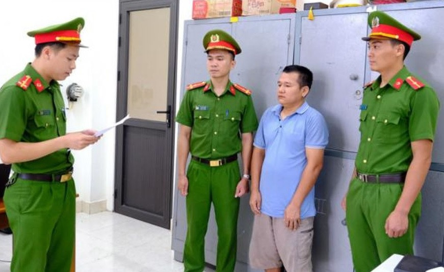 Công an đọc lệnh khởi tố, bắt giam tài xế Đỗ Khắc Hải.