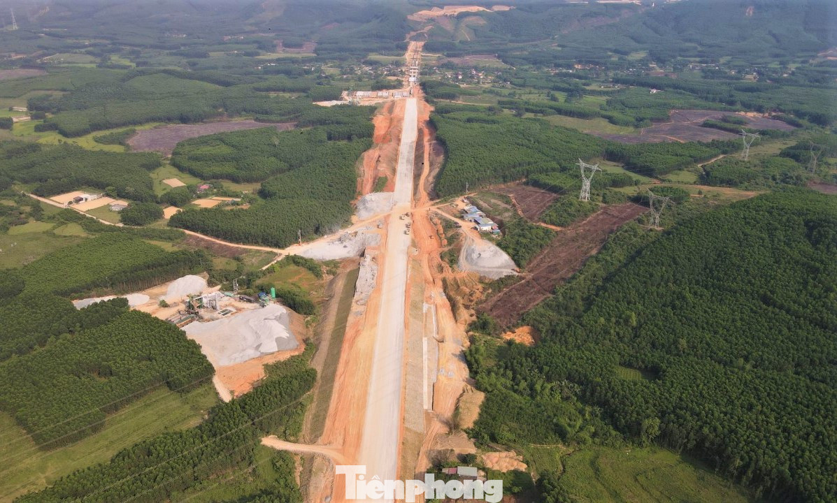 Đoạn cao tốc Vũng Áng - Bùng có chiều dài hơn 55 km (qua Hà Tĩnh gần 13 km; Quảng Bình hơn 42 km) với tổng mức đầu tư gần 12.550 tỷ đồng xuyên qua từng ngọn đồi trồng keo tràm xanh ngắt đang được nhà thầu nỗ lực thi công để đảm bảo tiến độ đề ra.