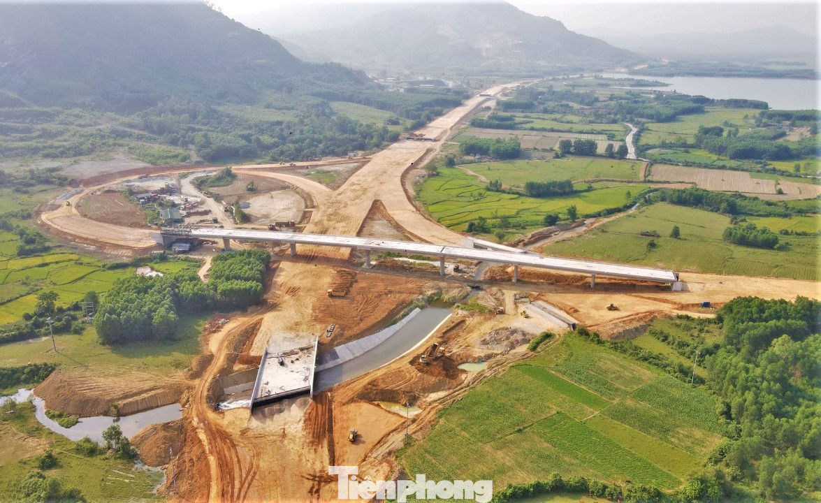 Nút giao đoạn Quốc lộ 12 qua xã Kỳ Tân, thị xã Kỳ Anh đã thành hình. Nhà thầu đang hoàn thiện các hạng mục cầu vượt, điểm lên xuống cao tốc.