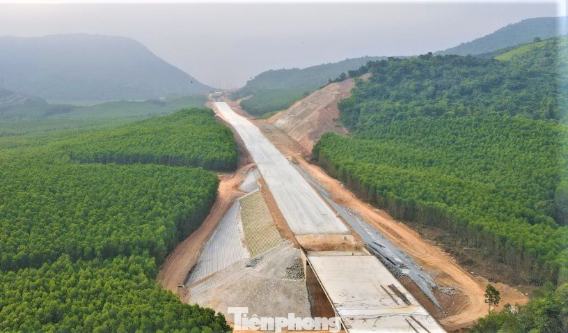 Trên tuyến chính, nhà thầu đã cơ bản xong hệ thống cống ngầm, hầm chui dân sinh, cấp phối đá dăm ở một số vị trí.