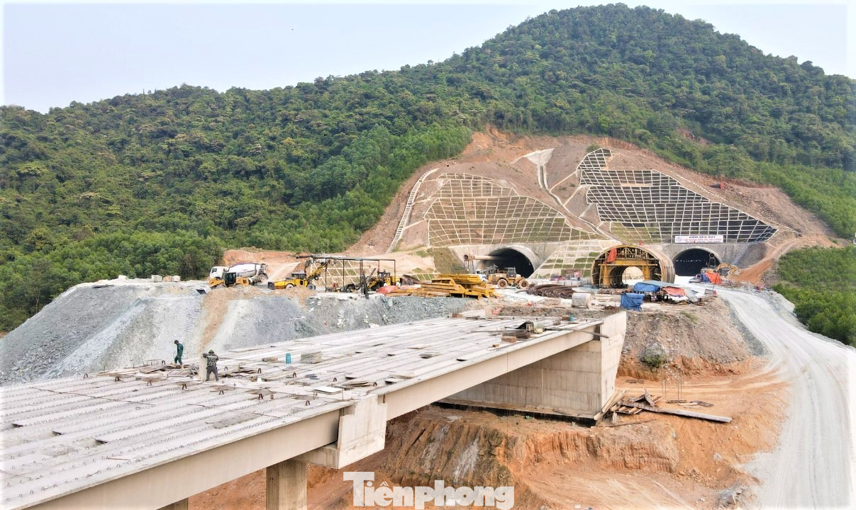 Cầu cạn số 5 đã lao xong hệ thống dầm cầu nối đến nhánh phải hầm Đèo Bụt. Dự kiến, trong tháng 5 này, hạng mục này sẽ đổ bê tông bản mặt cầu.