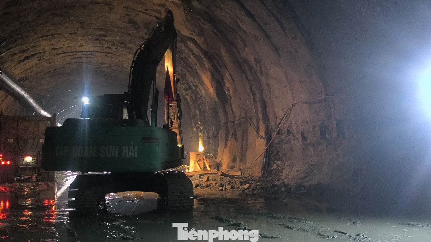 Để hỗ trợ việc khoan hầm, các máy xúc máy đào được điều vào hầm để dọn lớp bùn nhão cũng như xúc đất, đá thải đem ra ngoài.