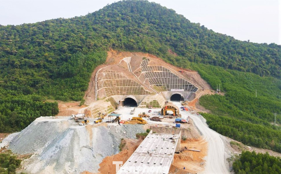 Hầm Đèo Bụt là điểm nhấn trên dự án thành phần cao tốc Vũng Áng - Bùng, nối 2 tỉnh Hà Tĩnh và Quảng Bình. Hầm có 2 ống hầm dài 716 m và 840 m.