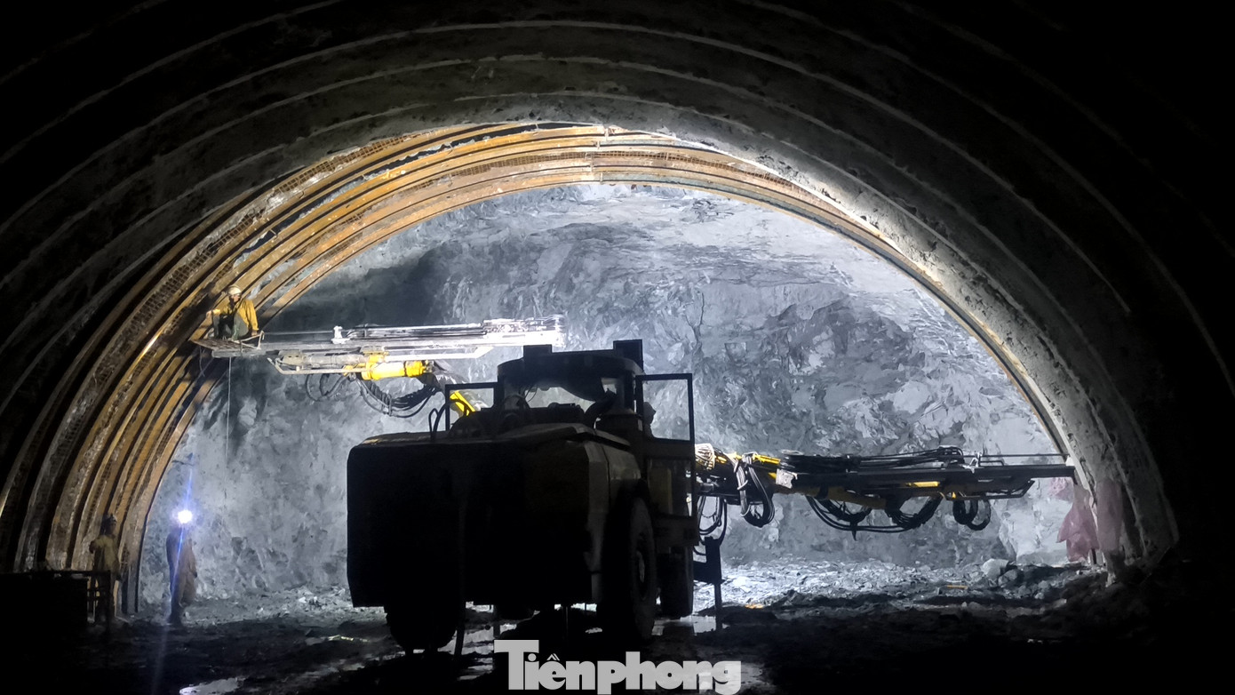 Đại diện đơn vị thi công cho biết, càng đi sâu vào hầm điều kiện thi công hầm càng khó khăn hơn. Vì vậy hệ thống chiếu sáng, ống thông gió luôn luôn được coi trọng để đảm bảo điều kiện làm việc cho các kỹ sư, công nhân phía trong “Ống hầm phải hiện còn khoảng 100m, bên trái hơn 150m. Đơn vị đang sử dụng 4 máy khoan robot, thiết bị hiện đại cùng cả trăm công nhân thi công liên tục. Dự kiến trong tháng 5 sẽ thông ống hầm”, một kỹ sư phụ trách thi công hầm Đèo Bụt thông tin.
