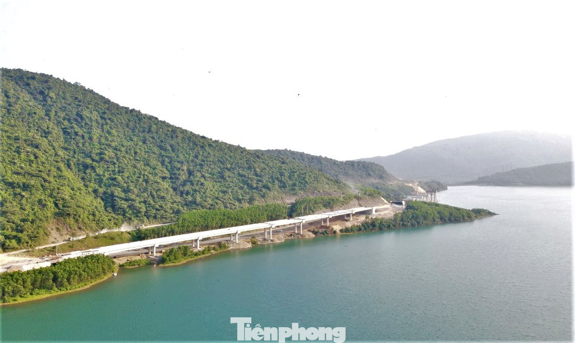 Trên công trường cầu dẫn qua Hồ chứa nước Kim Sơn (xã Kỳ Hoa, TX Kỳ Anh), nhà thầu đang đẩy tiến độ các hạng mục cầu cạn, cầu vượt hồ.