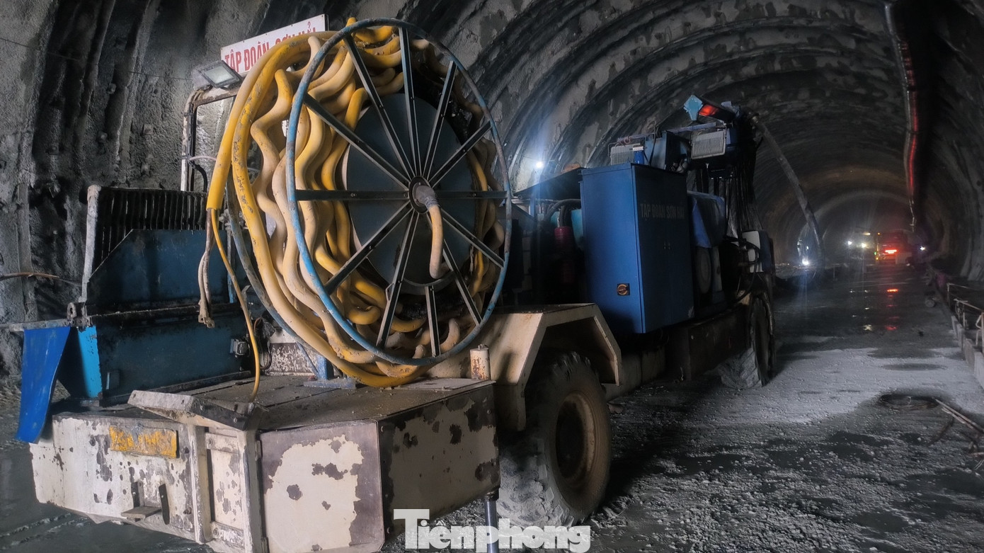 Những ngày này, đơn vị thi công đang huy động nhân lực và máy móc tập trung thi công hạng mục hầm Đèo Bụt, đảm bảo 3 ca 4 kíp.