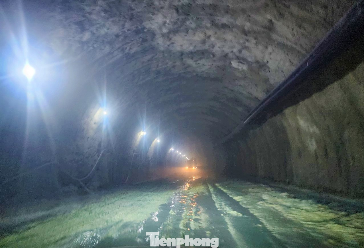 Mỗi hầm cao 8 m, rộng 15 m, có 3 làn xe cùng các điểm mở rộng. Dự kiến, nhà thầu thông nhánh hầm bên phải trong tháng 5 này.