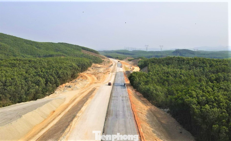 Ngoài hầm Đèo Bụt, nhà thầu đảm nhận thi công đang thảm lớp bê tông nhựa rỗng C25.