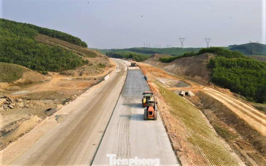 Ngoài hầm Đèo Bụt, nhà thầu đảm nhận thi công đang thảm lớp bê tông nhựa rỗng C25.