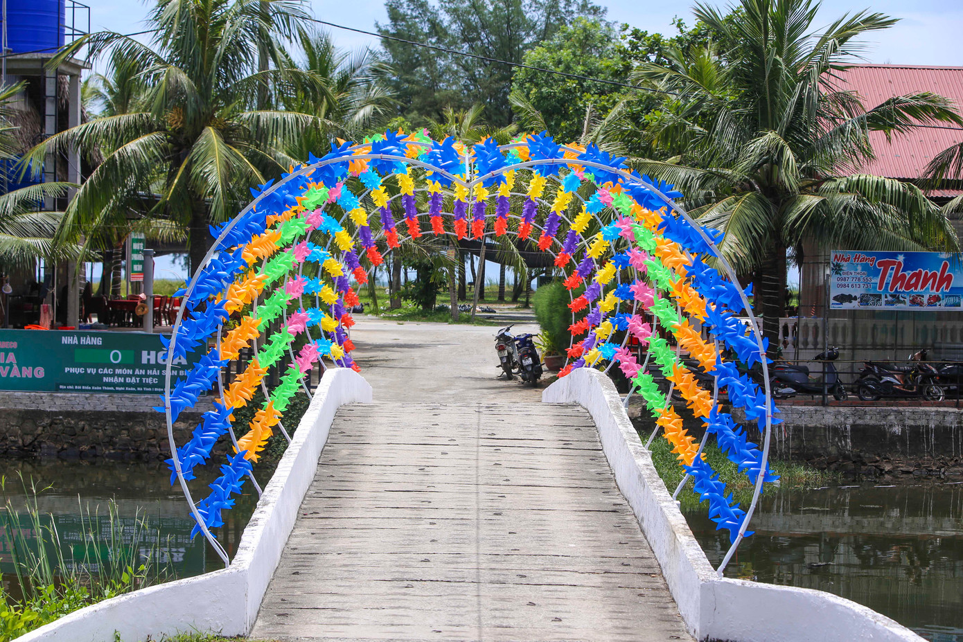 Những tuyến đường hoa vừa độ bung nở, tạo ấn tượng đối với du khách. Ở các góc đường, hàng nghìn chiếc đèn lồng được trang trí trên cây xanh đủ sắc màu mang đến một không gian mới lạ. Những tuyến đường hoa vừa độ bung nở, tạo ấn tượng đối với du khách. Ở các góc đường, hàng nghìn chiếc đèn lồng được trang trí trên cây xanh đủ sắc màu mang đến một không gian mới lạ.