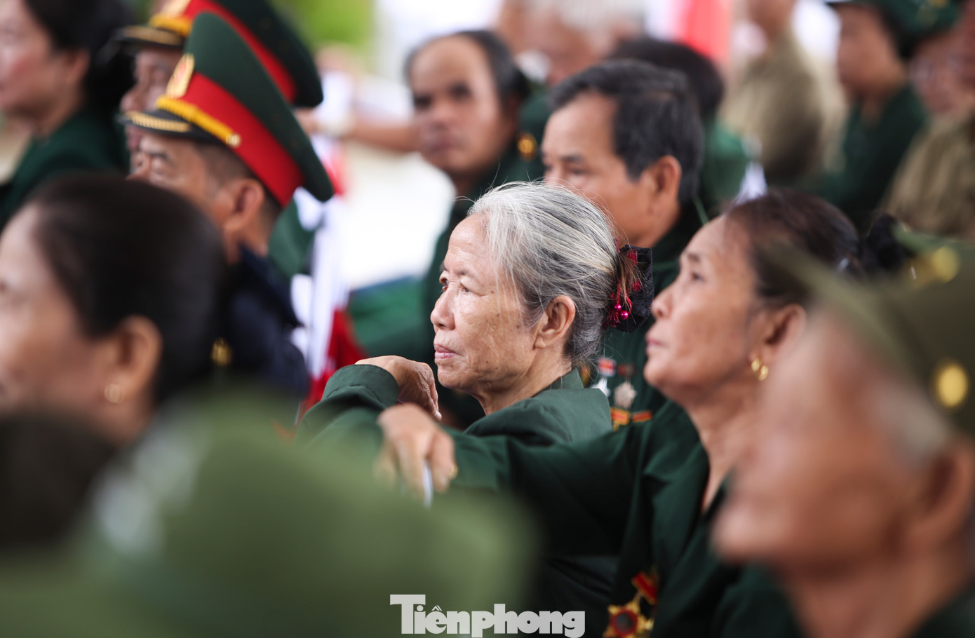 Hàng trăm cựu TNXP, cựu chiến binh từng tham gia công cuộc mở đường Trường Sơn, vận tải hàng hóa chi viện... đã có mặt tại Lễ kỷ niệm đặc biệt này.