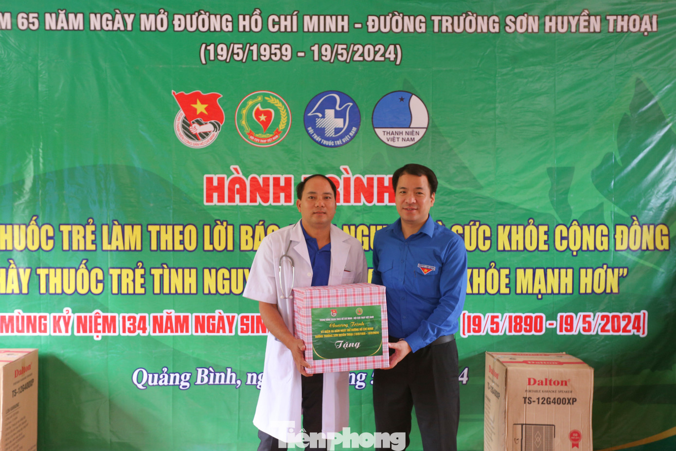 Anh Ngô Văn Cương - Bí thư T.Ư Đoàn cùng Hội cựu TNXP Việt Nam thăm hỏi, trao các suất quà ý nghĩa tặng người dân và cán bộ chiến sĩ Đồn Biên phòng Cà Roòng (xã Thượng Trạch).