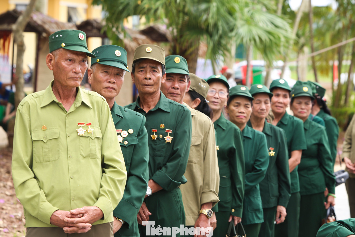 Hàng trăm cựu TNXP, cựu chiến binh từng tham gia công cuộc mở đường Trường Sơn, vận tải hàng hóa chi viện... đã có mặt tại Lễ kỷ niệm đặc biệt này.