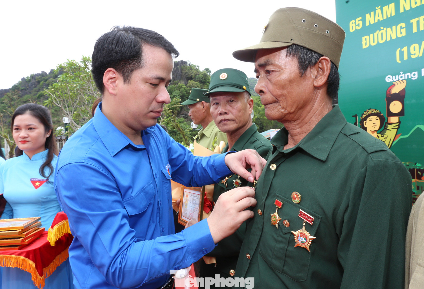 “Năm tháng sẽ trôi qua, nhưng đường Hồ Chí Minh - đường Trường Sơn mãi mãi ghi vào lịch sử dân tộc ta như một con đường huyền thoại, mãi mãi là niềm tự hào của tuổi trẻ Việt Nam và đi vào lịch sử như một kỳ tích, có ý nghĩa thiết thực trong công cuộc xây dựng và bảo vệ Tổ quốc giai đoạn hiện nay và trở thành biểu tượng để giáo dục lý tưởng cách mạng, ý chí vượt khó cho thế hệ trẻ hôm nay”, Bí thư T.Ư Đoàn Ngô Văn Cương chia sẻ. Trong hình, Bí thư T.Ư Đoàn tặng kỷ niệm chương các cô, các chú, cựu TNXP tham dự chương trình.