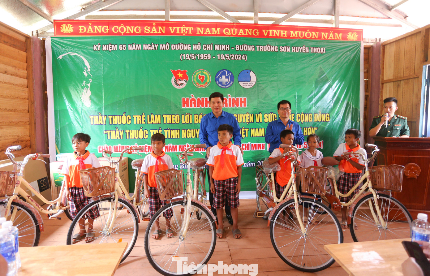 Anh Ngô Văn Cương - Bí thư T.Ư Đoàn cùng Hội cựu TNXP Việt Nam thăm hỏi, trao các suất quà ý nghĩa tặng người dân và cán bộ chiến sĩ Đồn Biên phòng Cà Roòng (xã Thượng Trạch).