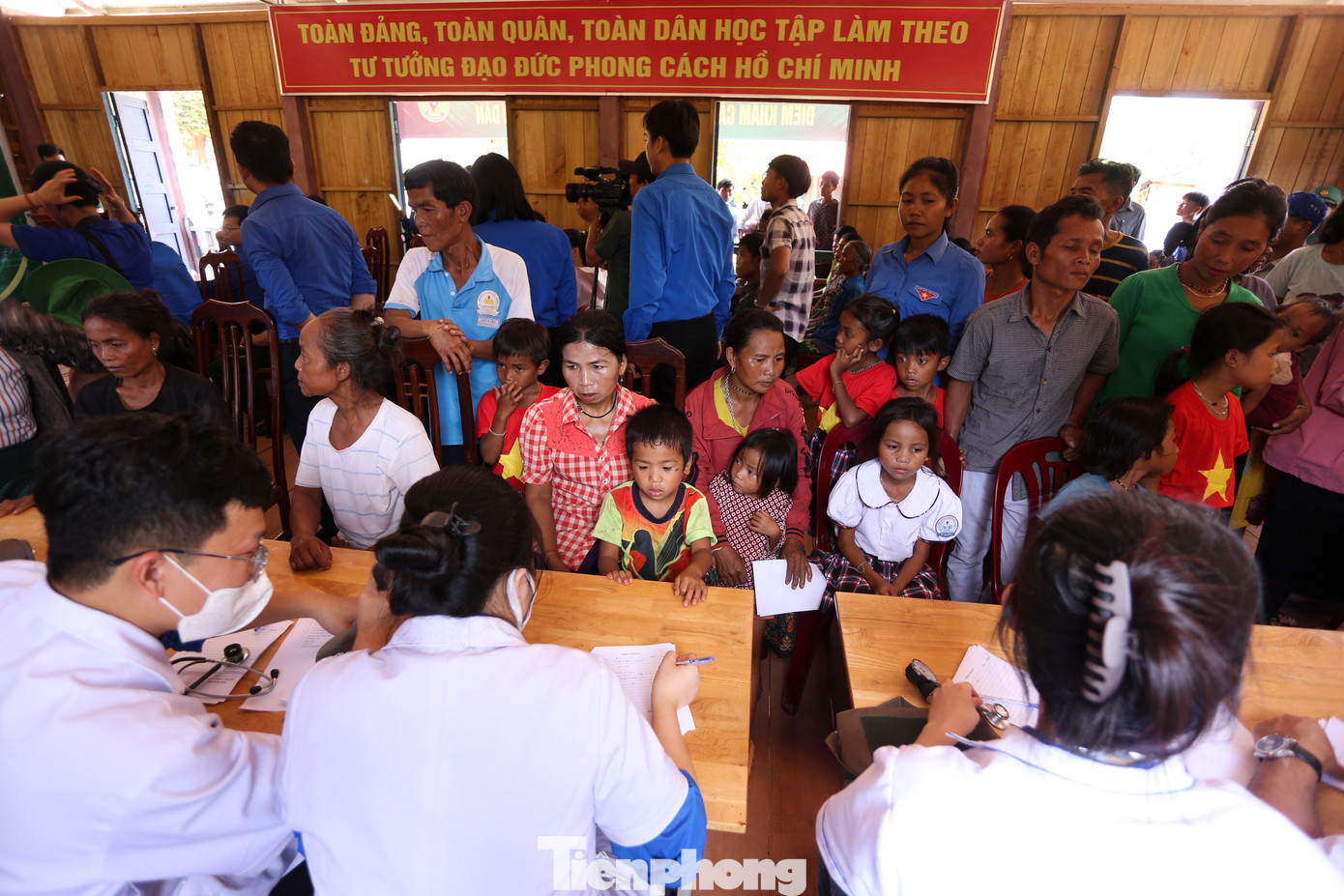 Nằm trong chuỗi hoạt động Kỷ niệm 65 năm Ngày mở đường Trường Sơn huyền thoại, Hội thầy thuốc trẻ tình nguyện huyện Bố Trạch cũng tổ chức thăm khám, cấp phát thuốc miễn phí cho người dân vùng khó khăn xã Thượng Trạch (huyện Bố Trạch).