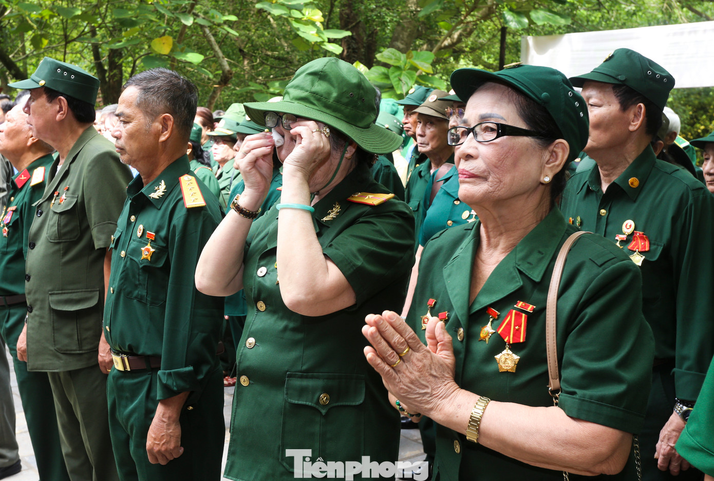 Nhiều cựu TNXP không cầm được nước mắt khi đi trên tuyến huyết mạch giao thông, những vị trí từng bị bom đạn quân thù tàn phá.