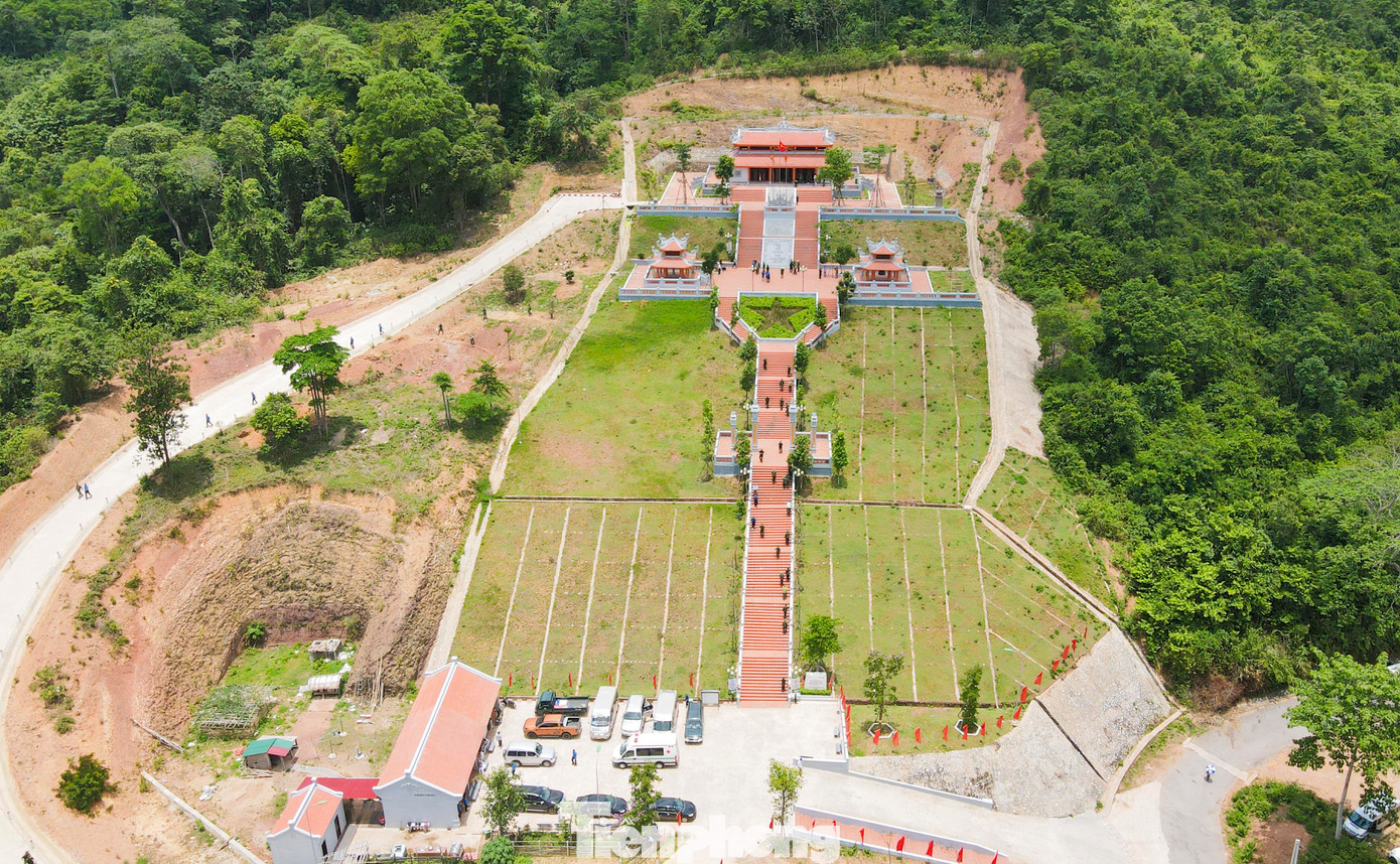 Để đến được Đền tưởng niệm liệt sĩ Trường Sơn - Đường 20 Quyết Thắng (xã Thượng Trạch, huyện Bố Trạch), đoàn công tác trải qua một quãng đèo dốc rất dài, ai nấy cũng đổ mồ hôi, mệt nhọc thế nhưng khi đến nơi, dù phải leo gần 100 bậc thang để vào dâng hương, các cựu thanh niên xung phong vẫn đủ sức dìu dắt nhau bước từng bậc để đến đích, tri ân, tưởng nhớ đồng đội.