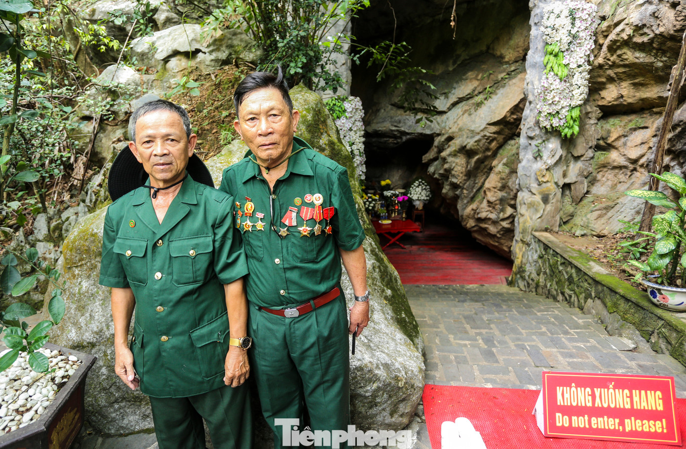 Các cựu chiến binh ghi lại khoảnh khắc khi dâng hương, ghé thăm hang Tám Cô.