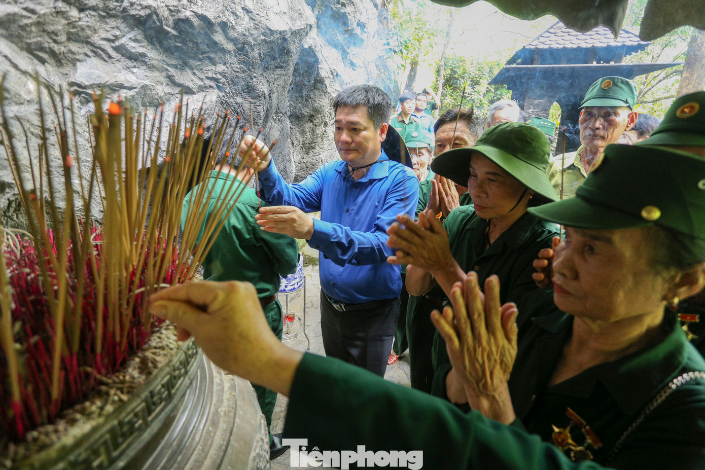 “Đi trên tuyến đường huyền thoại, chúng tôi càng biết ơn, trân trọng hơn với sự hy sinh anh dũng của những người lính, các anh hùng, liệt sĩ thanh niên xung phong đã ngã xuống để giữ vững huyết mạch giao thông”, anh Đào Anh Tuân (Hà Tĩnh) chia sẻ.
